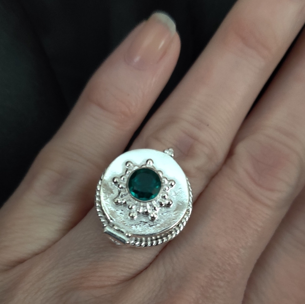 Teal apatite poison ring opens size 7 sterling